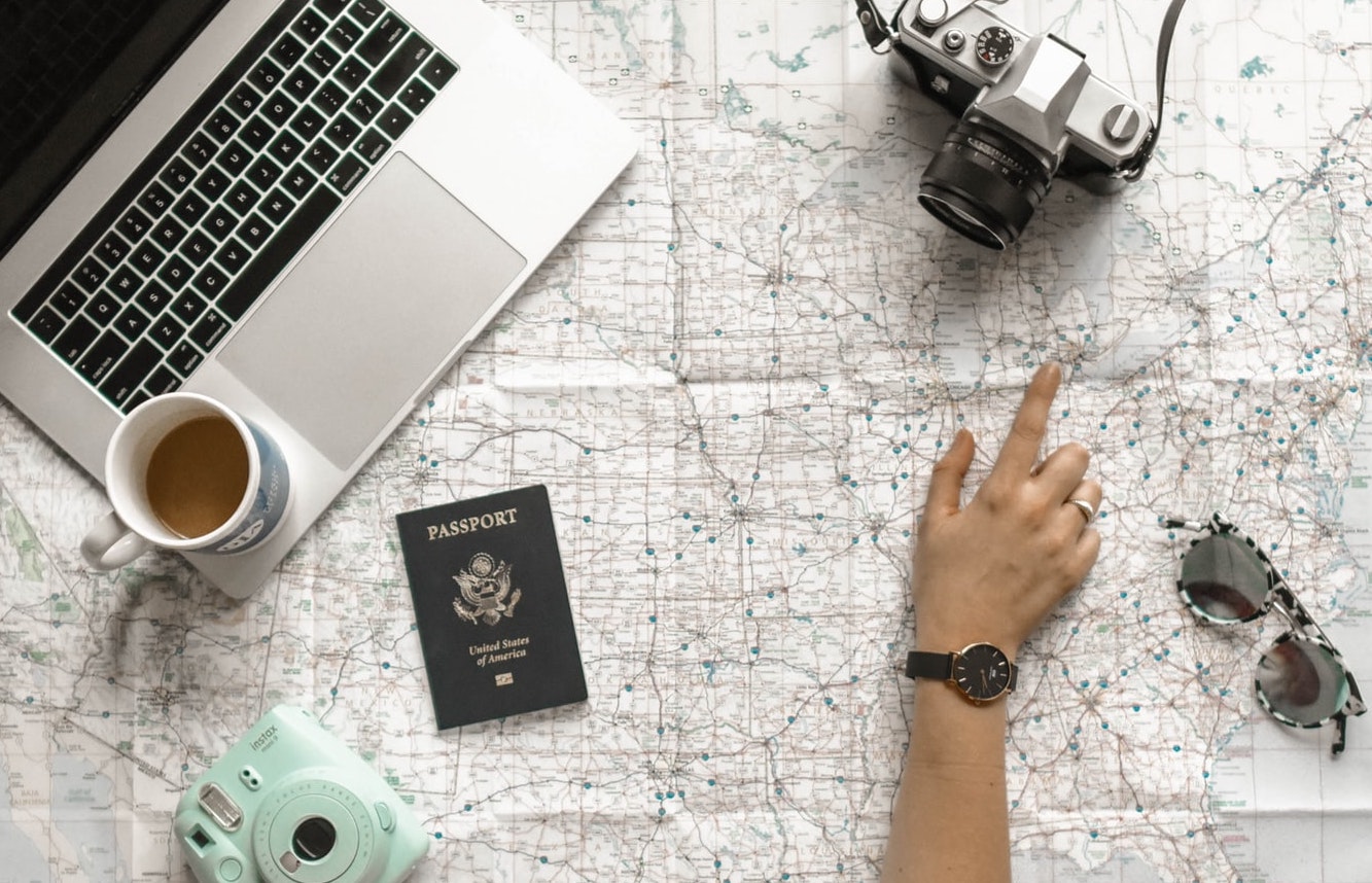 how to make money travel blogging